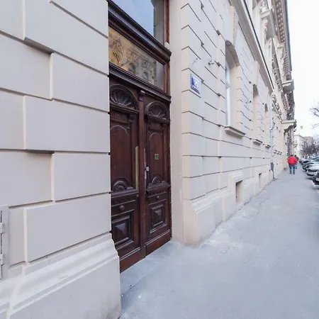 Forest Nook Main Square Loft דירה